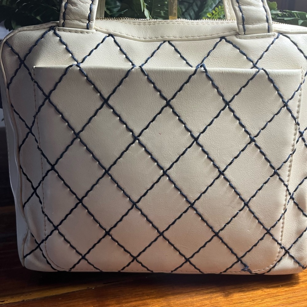 Vintage Chanel off Cream Leather Tote Bag - Picture 4 of 16